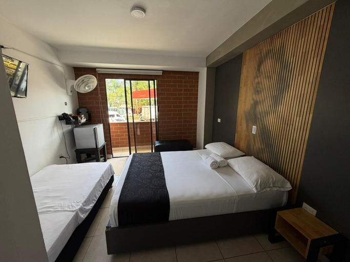 Bedroom 4, Hotel Kalifornia, Bello