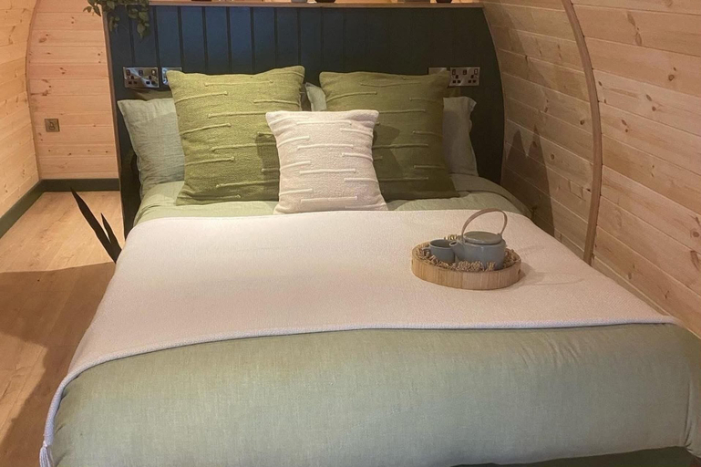 Room 2, Cabin Sleeps 2 with Enclosed Garden, Lincolnshire