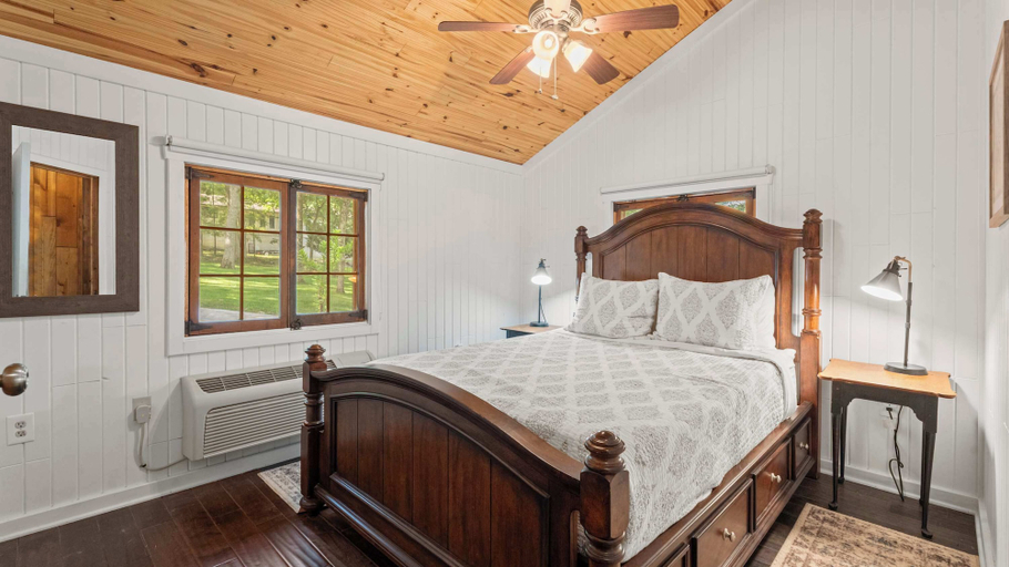 Room 3, Log Cabin Retreat Two Cabins, One Stay, Camden