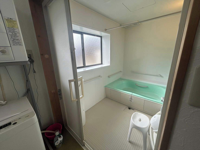 Bathroom 2, Spacious Traditional Japanese House By Restavio, Kikuyō