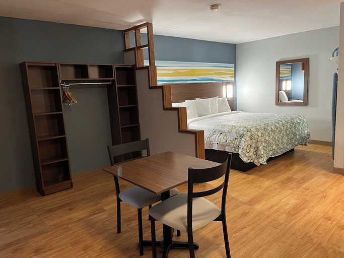 Bedroom 2, HomeTowne Studios by Red Roof Amarillo West, Potter