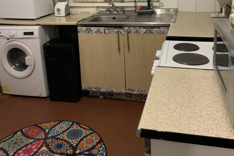Private kitchen, Sleeps 2 With Free Parking and Wi-fi, Birmingham
