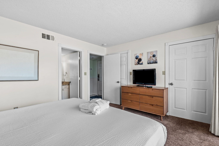 Room 5, 3BR Edgewater Condo Pools, Golf, Tennis & Private Beach Access!, Bay