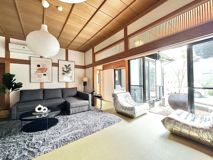 Living area 4, Spacious Traditional Japanese House By Restavio, Kikuyō