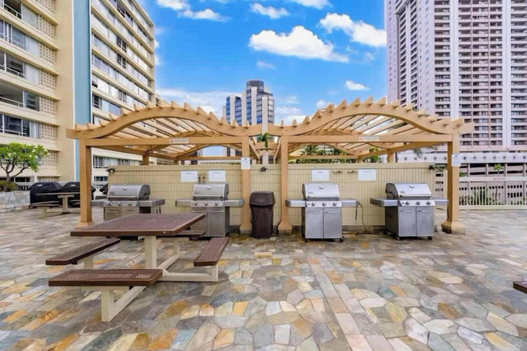 BBQ/picnic area 4, @ Marbella Lane - Wind'kissed Oceanfront Seascape, Honolulu
