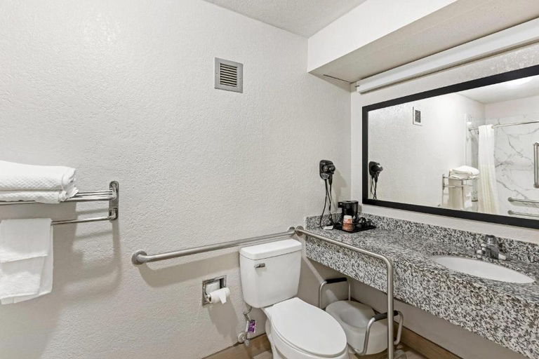 Bathroom, Quality Inn Clinton - Laurens I-26, Laurens