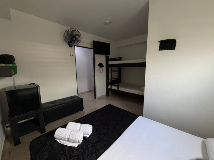 Bedroom 4, Hotel Kalifornia, Bello
