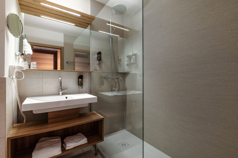 Bathroom 5, Holiday Inn Innsbruck by IHG, Innsbruck