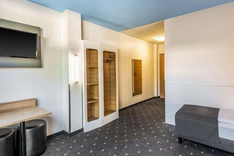 Others 5, B&B HOTEL München City-Nord, München