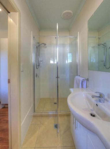 Bathroom 4, BIG4 Warwick Holiday Park, Warwick - Central