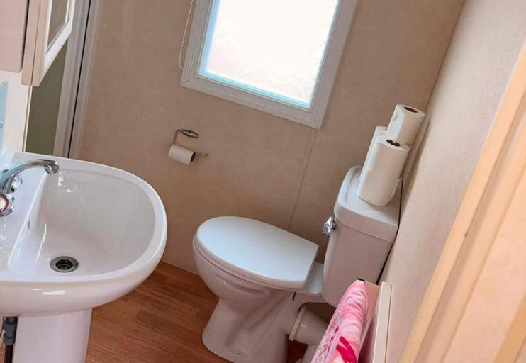 Bathroom 5, Caravan - Sleeps 6 - Parking, Conwy