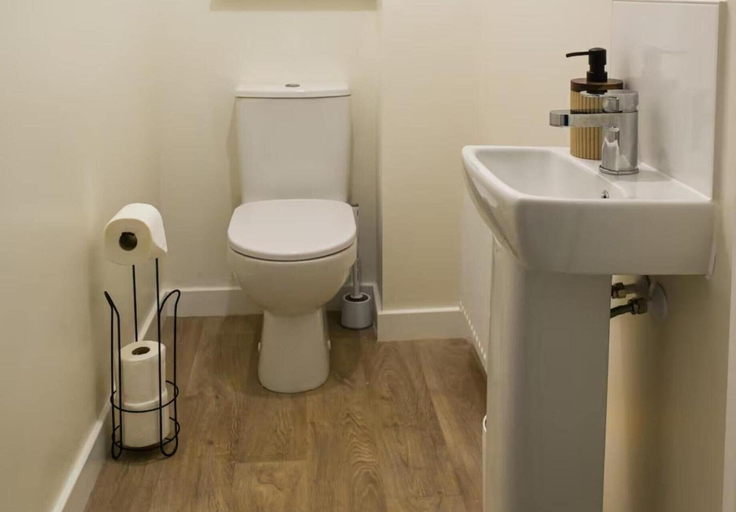 Bathroom 2, 3-bed House, Sleeps 7 With Parking & Garden, North Lanarkshire