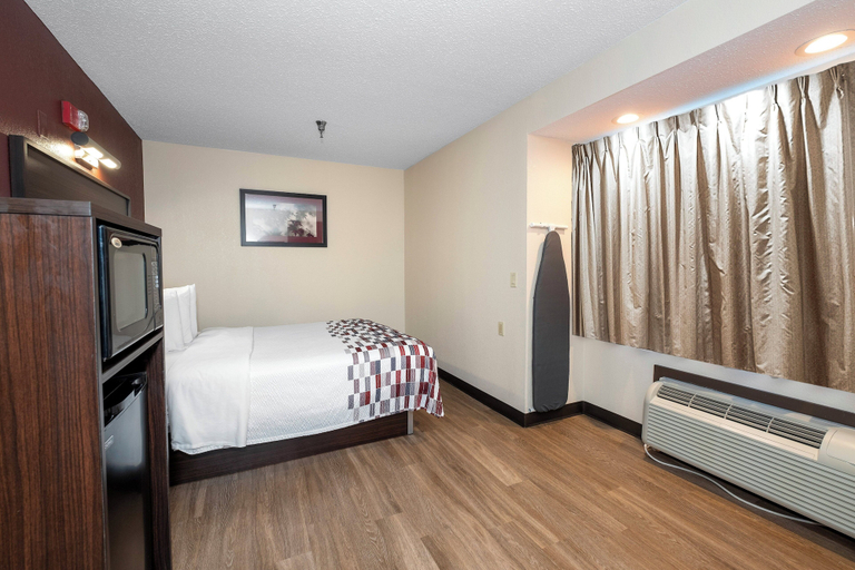 Bedroom 4, Red Roof Inn Springfield, MO, Greene