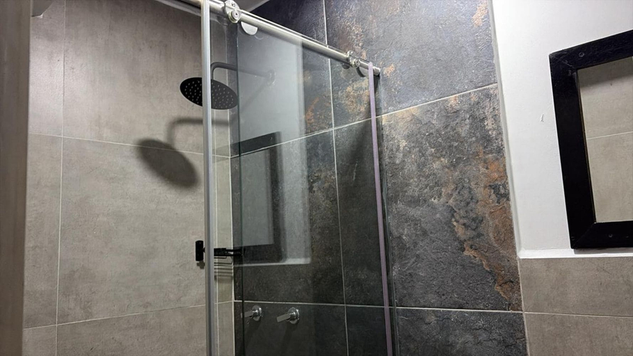 Bathroom 5, Hotel Kalifornia, Bello
