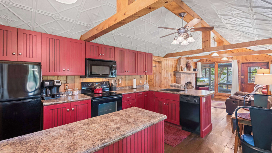 Private kitchen 5, Log Cabin Retreat Two Cabins, One Stay, Camden