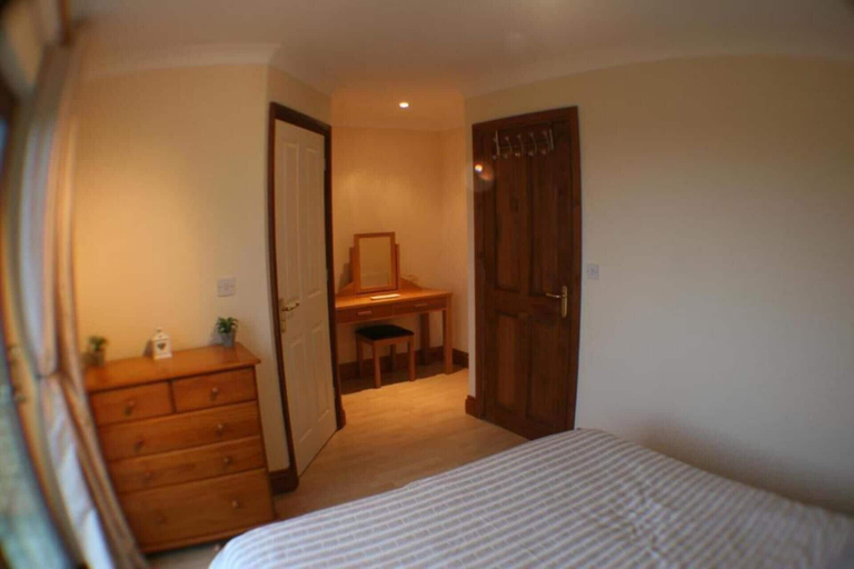 Room 2, 2-bed - Sleeps 4 - Parking & Ev Charging, Cornwall