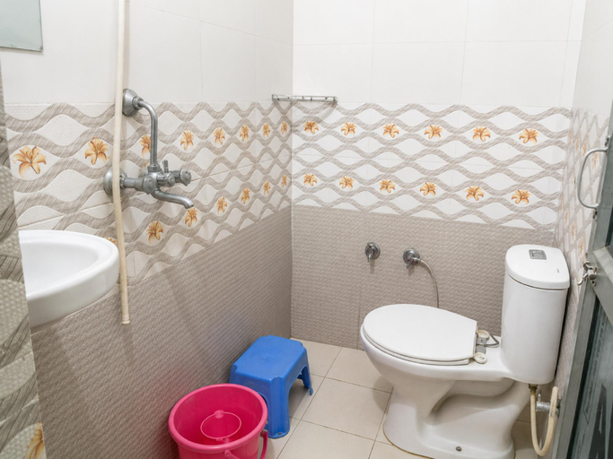 Bathroom, Goroomgo Shumangalam & Banquet Hall Banbasa, Udham Singh Nagar