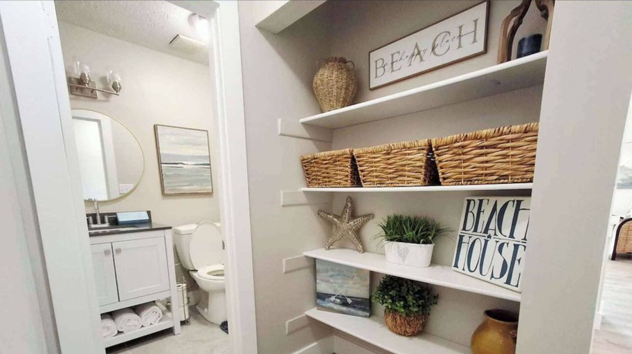 Room 3, Waterfront 1-Bedroom Condo in Panama City, Bay