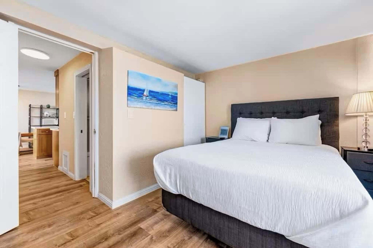 Room 5, @ Marbella Lane - Wind'kissed Oceanfront Seascape, Honolulu