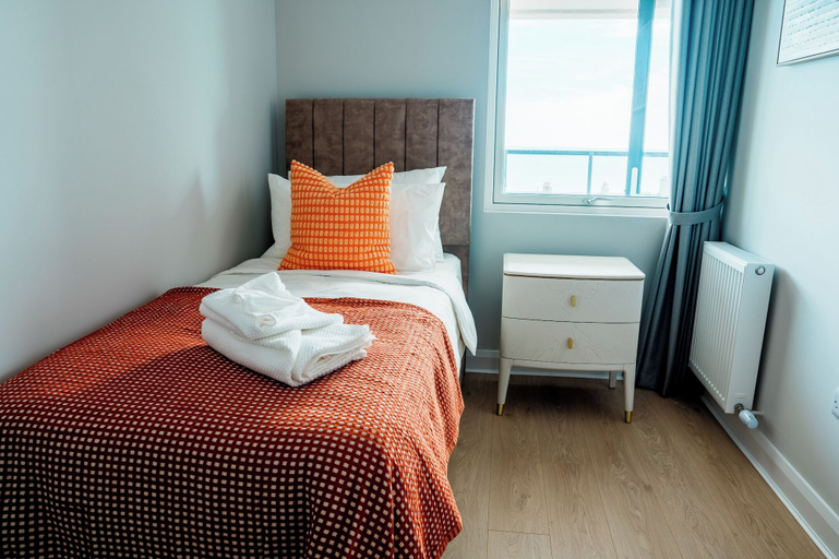 Room 3, The International Apartments 10