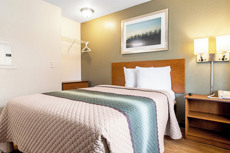Bedroom 3, HomeTowne Studios by Red Roof Tacoma - Puyallup, Pierce