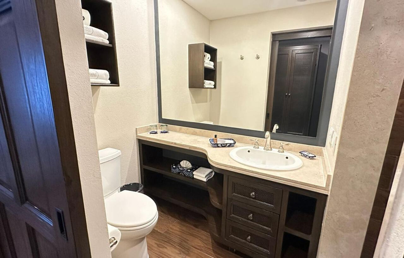 Bathroom 4, Zocalo Central, Food & Beverages Included, Mexico City