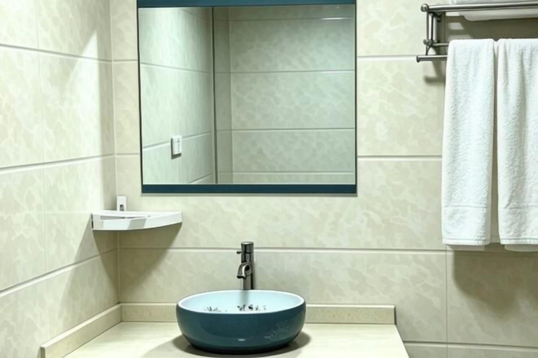 Bathroom 3, Jinxinbinguan, Qujing