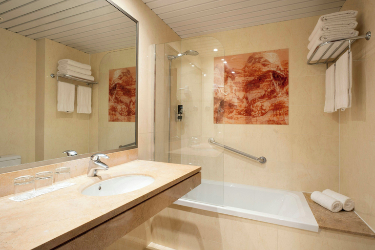 Bathroom 4, Leonardo Hotel Barcelona Gran Via, Barcelona