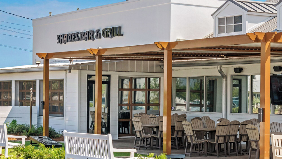 Outdoor dining 5, 4BR in Seacrest Beach w 4 Bikes & Lagoon Pool Views + Attraction Tickets!, Walton