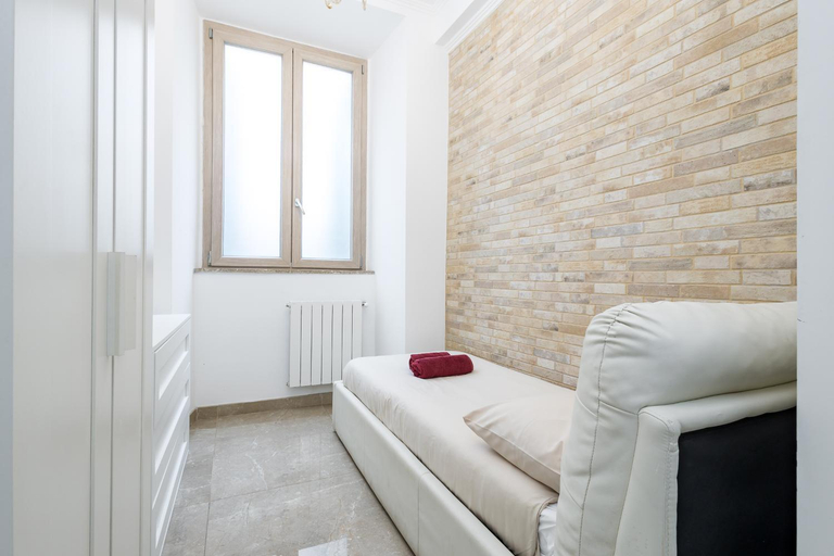 Bedroom 2, Domus Enea - Colosseo Termini, Rome