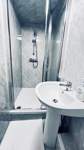 Bathroom 5, Stratford Hotel, London