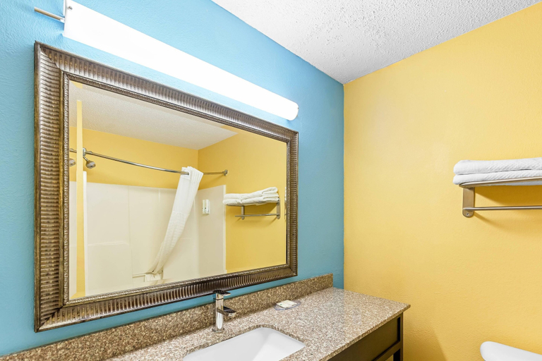 Bathroom 4, Quality Inn Litchfield Route 66, Montgomery