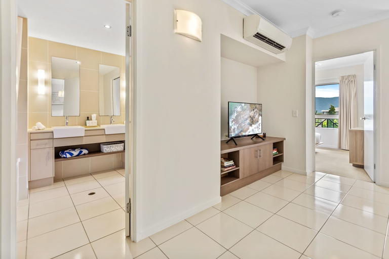 Bathroom 4, Poolside Paradise Cairns - 9 Pools BBQ Gym, Cairns