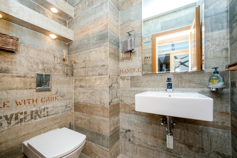 Bathroom 2, Sofia Luxury 3-bed Penthouse Apartment, Sleeps 6, Stolichna