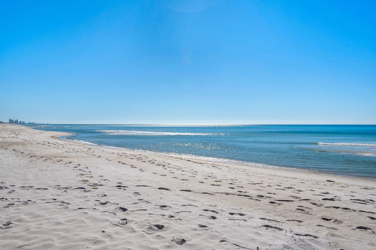 Beach 5, 2BR Beachfront Townhome on PCB West End + Free Tix: Dolphin Cruise & More!, Bay