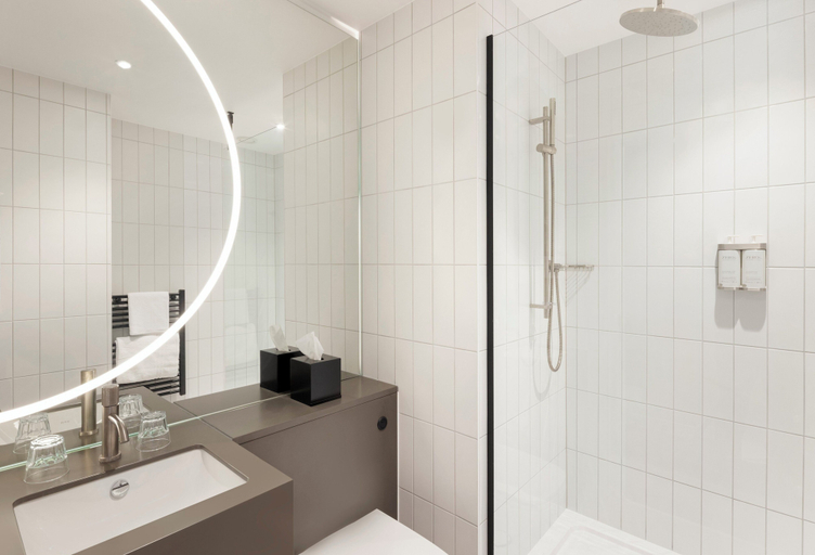 Bathroom 5, Leonardo Hotel Manchester Piccadilly, Manchester