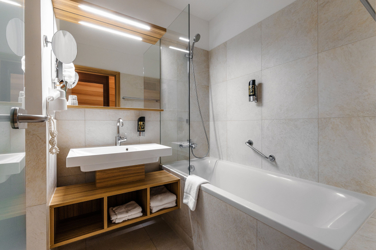 Bathroom 5, Holiday Inn Innsbruck by IHG, Innsbruck
