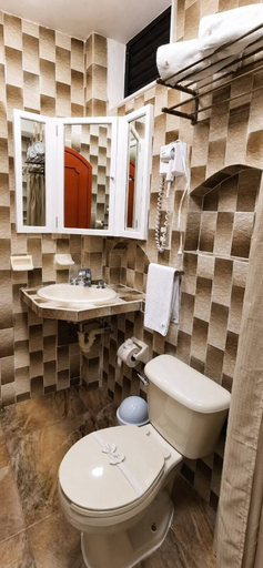Bathroom 5, Hotel & Restaurant Bucaneros, Isla Mujeres, Isla Mujeres