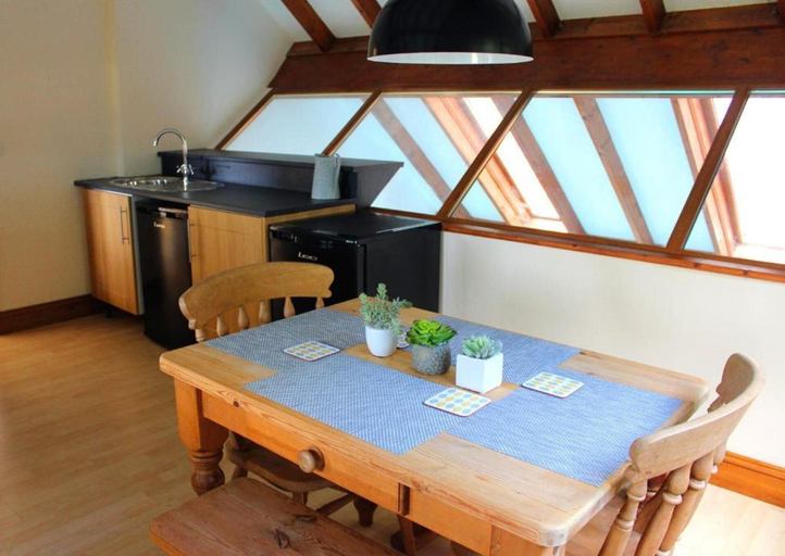 Dining 4, 2-bed - Sleeps 4 - Free Parking & Ev Charging, Cornwall