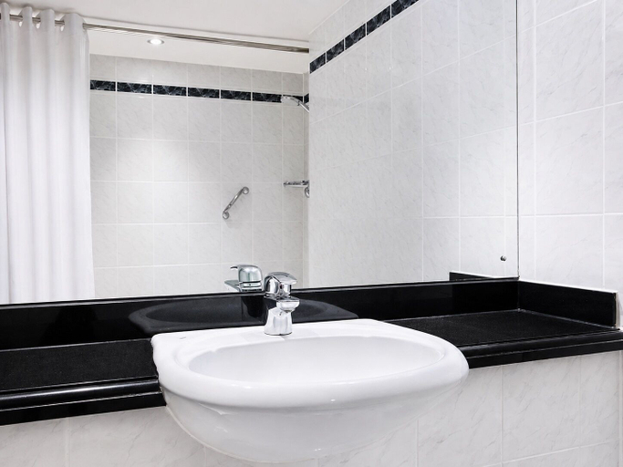Bathroom 5, Leonardo Hotel Middlesbrough , Middlesbrough