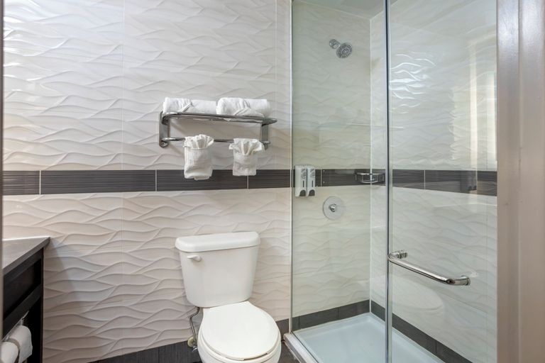 Bathroom 4, Red Roof PLUS+ Brooklyn - Flatbush Ave, New York