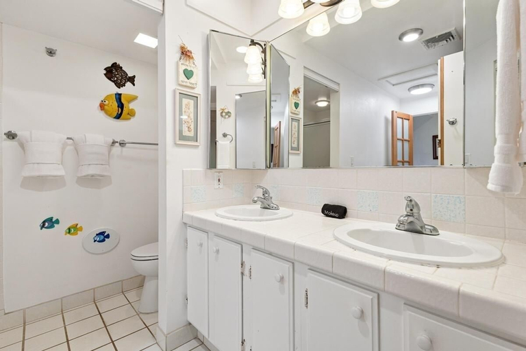 Bathroom, Big Island Casa De Emdeko B326 1 Bedroom Apts, Hawaii