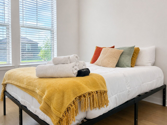 Room 4, Cozy Home with Pool Gym - WorkerFriendly, Grayson