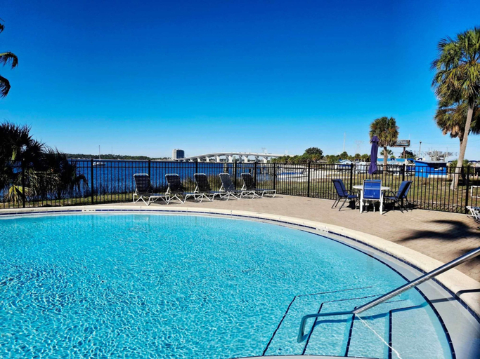 Room 2, Waterfront 1-Bedroom Condo in Panama City, Bay