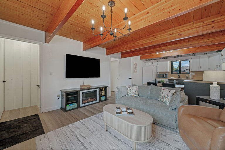 Living area 2, The Wildflower, Gallatin