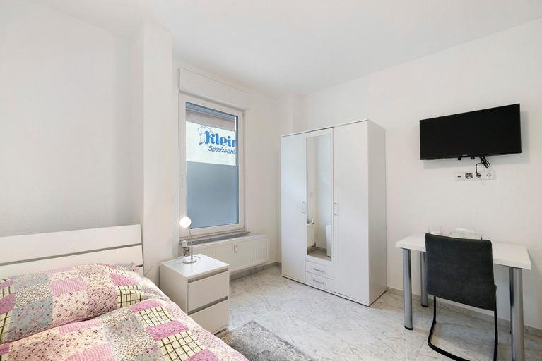 Bedroom 4, Haus Rosa Hostel Fremdenzimmer, Zollernalbkreis