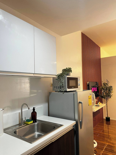 Private kitchen 3, Central Makati City View With Fast Wifi and Netflix, Makati City