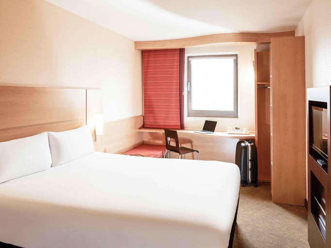 Bedroom 4, ibis London Elstree Borehamwood, Hertfordshire