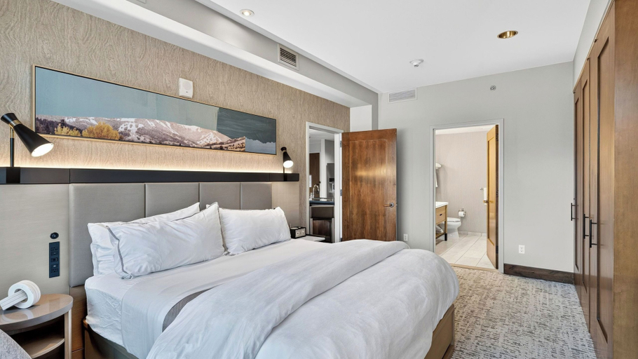Interior 3, Riverfront Perch by Avantstay Balcony + Resort Pool River + Mtn Views, Eagle