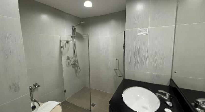 Bathroom 4, Citylight Hotel, Baguio City